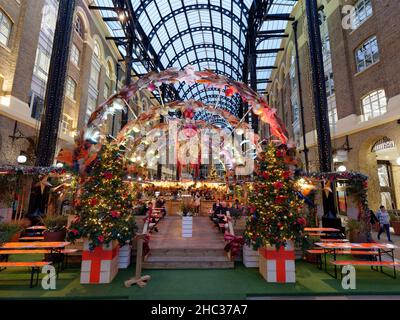 Londra, Grande Londra, Inghilterra, Dicembre 15 2021: Decorazioni natalizie in un ristorante a Hays Galleria sulla South Bank del Tamigi. Foto Stock