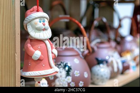 Figurine in ceramica di Babbo Natale o Padre Frost in un cappotto di pelliccia rossa. Foto Stock