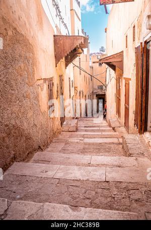 Stretti gradini in cemento tra edifici residenziali a porte chiuse Foto Stock