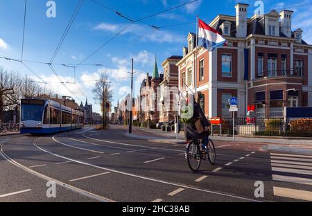 Bandiera nazionale olandese contro il cielo blu. Amsterdam. Paesi Bassi. Foto Stock