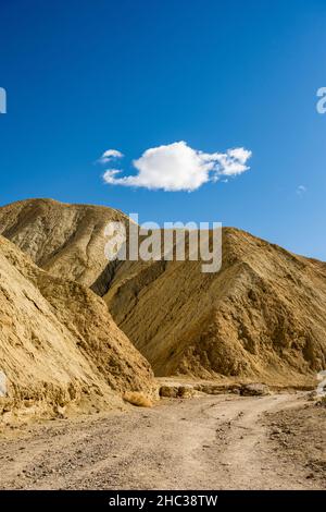 Golden Canyon Trail attraverso Death Valley con cielo blu Foto Stock