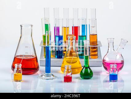 Materiali in vetro da laboratorio come erlenmeyer, provette e cilindri graduati contenenti liquidi colorati. Scienza chimica concetto. Test di laboratorio tu Foto Stock