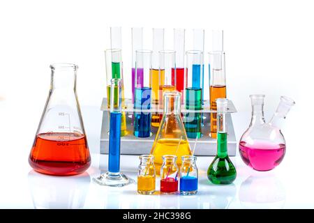 Materiali in vetro da laboratorio come erlenmeyer, provette e cilindri graduati contenenti liquidi colorati. Scienza chimica concetto. Test di laboratorio tu Foto Stock
