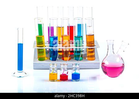 Materiali in vetro da laboratorio come erlenmeyer, provette e cilindri graduati contenenti liquidi colorati. Scienza chimica concetto. Test di laboratorio tu Foto Stock