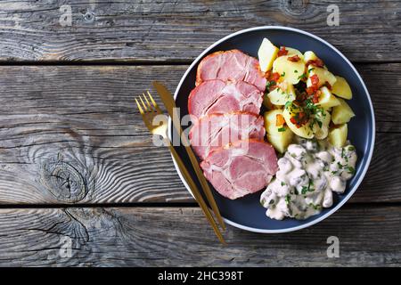 Judd Mat Gaardebounen, colletto di maiale affumicato con fagioli larghi sbolliti cotti con salsa cremosa e patate bollite su un piatto, piatto nazionale di Luxem Foto Stock
