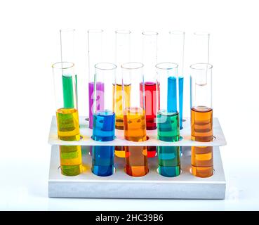 Materiali in vetro da laboratorio come erlenmeyer, provette e cilindri graduati contenenti liquidi colorati. Scienza chimica concetto. Test di laboratorio tu Foto Stock