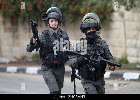 Nablus, Palestina. 23rd Dic 2021. I soldati israeliani si sono visti in azione durante la manifestazione.i palestinesi hanno protestato per la ricostruzione dell'insediamento ebraico di Homesh, che è stato evacuato nel 2007. I coloni israeliani hanno distrutto villaggi, case e automobili palestinesi durante la protesta nel villaggio di Burqa. Credit: SOPA Images Limited/Alamy Live News Foto Stock