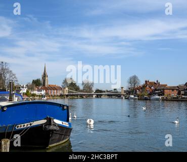 Marlow, Regno Unito - Marzo 30 2021: Il fiume Tamigi che scorre attraverso la città di Marlow come visto dal Tamigi Path Foto Stock