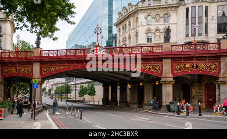 Londra, Regno Unito - Agosto 12 2021: Il viadotto vittoriano Holborn che attraversa Farringdon Street Foto Stock