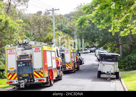 Avalon Beach sobborgo a Sydney, NSW Fire and Rescue personale, vigili del fuoco, assistere ad un incidente la vigilia di Natale, Sydney, Australia Foto Stock