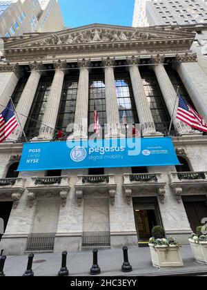 New York, Stati Uniti. 23rd Dic 2021. Un banner con logo Pegasus Digital Mobility Acquisition Corp. E simbolo di ticker è appeso alla Borsa di New York su Broad Street a Lower Manhattan il 23 dicembre 2021. La società di assegni in bianco è stata recentemente quotata sul NYSE con il simbolo del ticker PGSS. (Foto di Samuel Rigelhaupt/Sipa USA ) Credit: Sipa USA/Alamy Live News Foto Stock