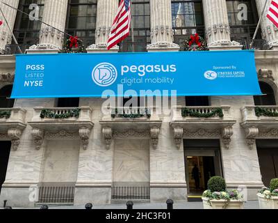 New York, Stati Uniti. 23rd Dic 2021. Un banner con logo Pegasus Digital Mobility Acquisition Corp. E simbolo di ticker è appeso alla Borsa di New York su Broad Street a Lower Manhattan il 23 dicembre 2021. La società di assegni in bianco è stata recentemente quotata sul NYSE con il simbolo del ticker PGSS. (Foto di Samuel Rigelhaupt/Sipa USA ) Credit: Sipa USA/Alamy Live News Foto Stock