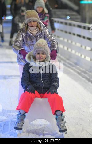 Sorelline di pattinaggio sul ghiaccio a Varazdin durante l'inverno, in Croazia Foto Stock