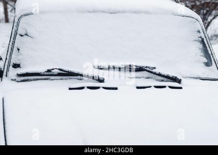 Tergicristalli e parabrezza in presenza di neve, primo piano Foto Stock