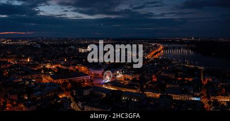 Vista notturna aerea del centro di Kiev di notte. Foto Stock