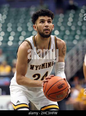 23 dicembre 2021 - la guardia dei cowboy del Wyoming Hunter Maldonado #24 prende un tiro libero durante una partita tra i cowboy del Wyoming e i panteri dell'Iowa Settentrionale durante il Diamond Head Classic alla simplifi Arena allo Stan Sheriff Center di Honolulu, HI - Michael Sullivan/CSM Foto Stock