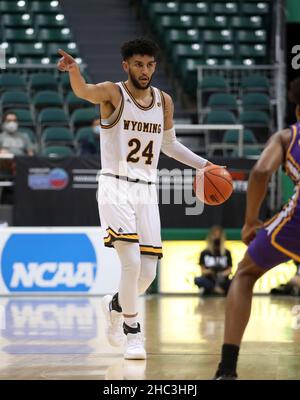 23 dicembre 2021 - Guardia Wyoming Cowboys Hunter Maldonado #24 dirige la sua squadra durante una partita tra i Wyoming Cowboys e i Northern Iowa Panthers durante il Diamond Head Classic alla Simplifi Arena presso lo Stan Sheriff Center di Honolulu, HI - Michael Sullivan/CSM Foto Stock