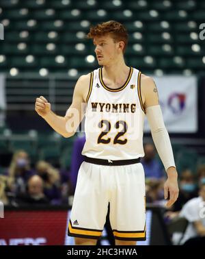 23 dicembre 2021 - i cowboy del Wyoming proteggono Kenny Foster #22 durante una partita tra i cowboy del Wyoming e i Northern Iowa Panthers durante il Diamond Head Classic alla Simplifi Arena allo Stan Sheriff Center di Honolulu, HI - Michael Sullivan/CSM Credit: CAL Sport Media/Alamy Live News Foto Stock