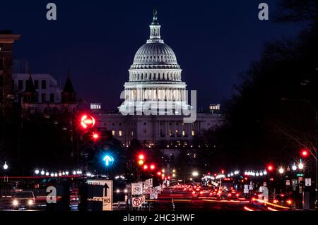 Washington, DC, Stati Uniti. 23rd Dic 2021. Washington, DC, Stati Uniti: Il Campidoglio degli Stati Uniti di notte come visto da Pennsylvania Avenue a Freedom Plaza. (Credit Image: © Michael Brochstein/ZUMA Press Wire) Credit: ZUMA Press, Inc./Alamy Live News Foto Stock