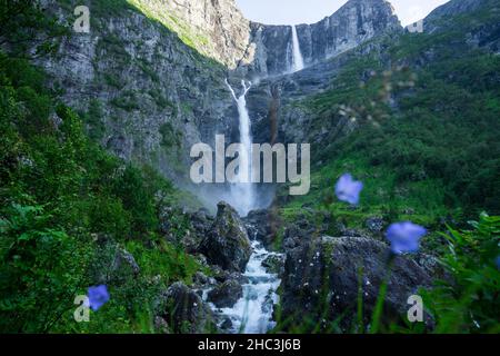 Una delle cascate più alte della Norvegia, Mardalsfossen, un paesaggio estivo con una grande cascata Foto Stock