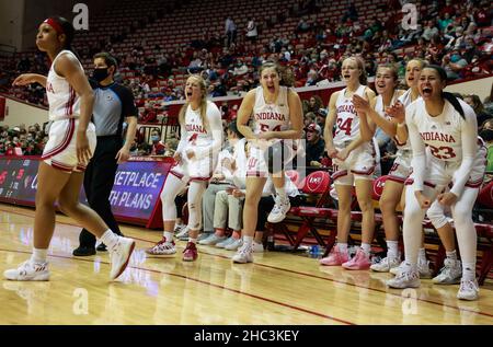 Bloomington, Stati Uniti. 23rd Dic 2021. I membri della squadra di basket femminile dell'Indiana University incoraggiano i loro compagni di squadra durante la partita di basket femminile della National Collegiate Athletic Association (NCAA) a Bloomington. L'Indiana University ha battuto l'Illinois meridionale 70-37. Credit: SOPA Images Limited/Alamy Live News Foto Stock