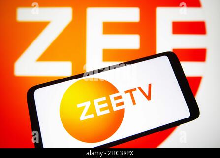 Ucraina. 23rd Dic 2021. In questa foto, sullo schermo di uno smartphone viene visualizzato il logo Zee TV di un canale televisivo indiano per l'intrattenimento. Credit: SOPA Images Limited/Alamy Live News Foto Stock