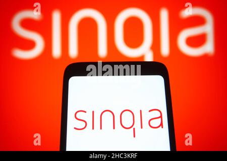 Ucraina. 23rd Dic 2021. In questa foto, sullo schermo di uno smartphone e di un computer viene visualizzato il logo Sinqia SA di una società di software brasiliana. Credit: SOPA Images Limited/Alamy Live News Foto Stock