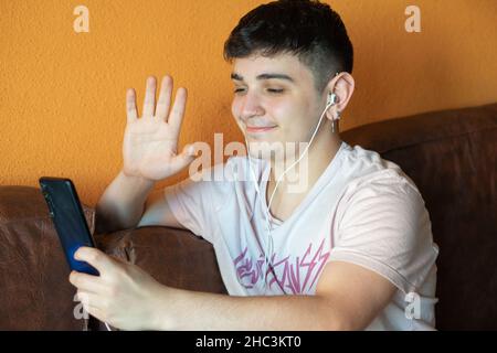 giovane che effettua una videochiamata Foto Stock