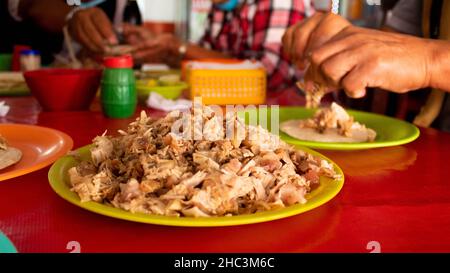 Uomo che prepara le sue carnitas messicane tradizionali taco di Michoban. Foto di alta qualità Foto Stock