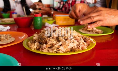 Uomo che prepara le sue carnitas messicane tradizionali taco di Michoban. Foto di alta qualità Foto Stock