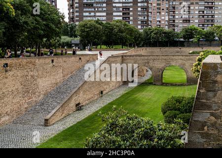 Saragozza, Spagna. Luglio 11, 2021. Esterni e giardini del Palazzo Aljaferia a Saragozza. Foto Stock