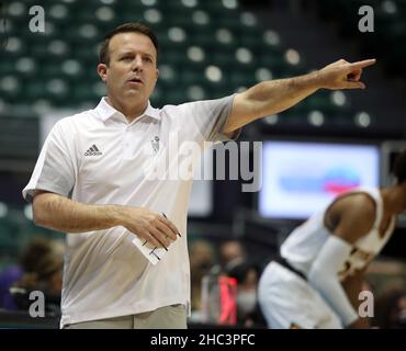 23 dicembre 2021 - allenatore capo Wyoming Cowboys Jeff Linder durante una partita tra i Wyoming Cowboys e i Northern Iowa Panthers durante il Diamond Head Classic alla Simplifi Arena allo Stan Sheriff Center di Honolulu, HI - Michael Sullivan/CSM Credit: CAL Sport Media/Alamy Live News Foto Stock