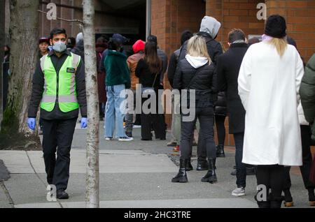 Vancouver, Canada. 23rd Dic 2021. Le persone si allineano per i test COVID-19 in un sito di test temporaneo a Vancouver, Canada, 23 dicembre 2021. Il Canada ha stabilito un nuovo record giornaliero di 20.699 casi COVID-19 il giovedì, portando il numero totale cumulativo a 1.945.754 casi con 30.131 morti, secondo CTV. Credit: Liang Sen/Xinhua/Alamy Live News Foto Stock