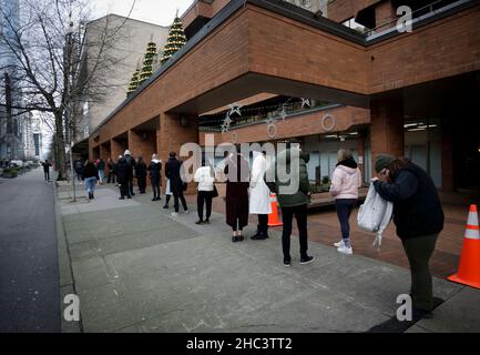 Vancouver, Canada. 23rd Dic 2021. Le persone si allineano per i test COVID-19 in un sito di test temporaneo a Vancouver, Canada, 23 dicembre 2021. Il Canada ha stabilito un nuovo record giornaliero di 20.699 casi COVID-19 il giovedì, portando il numero totale cumulativo a 1.945.754 casi con 30.131 morti, secondo CTV. Credit: Liang Sen/Xinhua/Alamy Live News Foto Stock