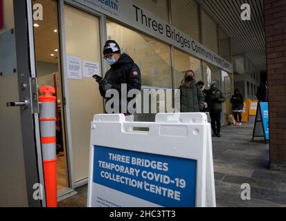 Vancouver, Canada. 23rd Dic 2021. Le persone si allineano per i test COVID-19 in un sito di test temporaneo a Vancouver, Canada, 23 dicembre 2021. Il Canada ha stabilito un nuovo record giornaliero di 20.699 casi COVID-19 il giovedì, portando il numero totale cumulativo a 1.945.754 casi con 30.131 morti, secondo CTV. Credit: Liang Sen/Xinhua/Alamy Live News Foto Stock