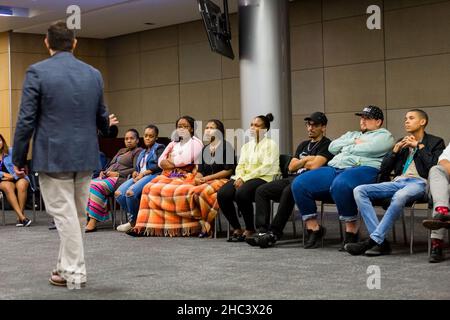 Johannesburg, Sudafrica - 23 febbraio 2018: Educatore che istruisce diversi studenti adulti sulla finanza personale Foto Stock