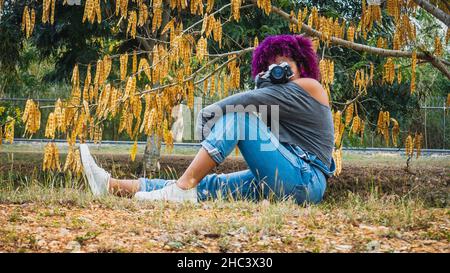 Ragazza che è dedicata alla fotografia si prepara da casa per andare a scattare foto di Foto Stock