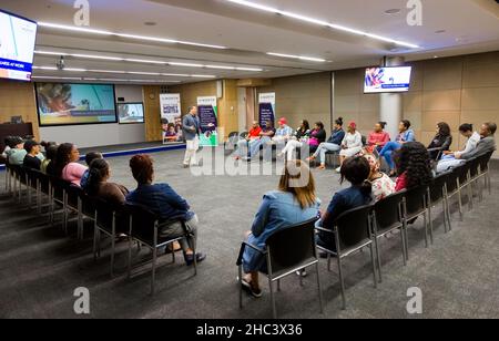 Johannesburg, Sudafrica - 23 febbraio 2018: Educatore che istruisce diversi studenti adulti sulla finanza personale Foto Stock