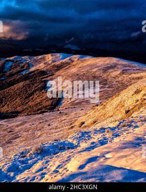Un magico tramonto invernale dal monte Tarnica. Parco Nazionale Bieszczady, i Carpazi, Polonia. Foto Stock