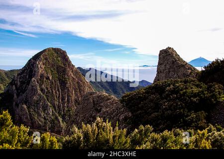 Vista sulle bocche vulcaniche di Los Roques su la Gomera a Pico del Teide 3717 m a Tenerife, Isole Canarie, Spagna, Europa Foto Stock