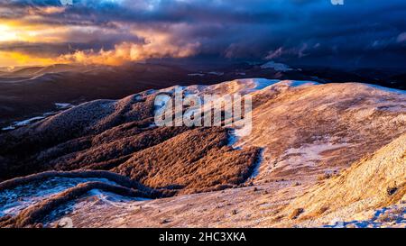 Un magico tramonto invernale dal monte Tarnica. Parco Nazionale Bieszczady, i Carpazi, Polonia. Foto Stock