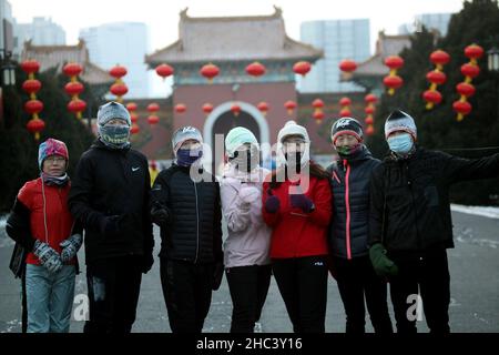 SHENYANG, CINA - 24 DICEMBRE 2021 - i corridori del mattino indossano 'frost' sul loro volto a Shenyang, provincia di Liaoning, Cina, il 24 dicembre 2021. Foto Stock