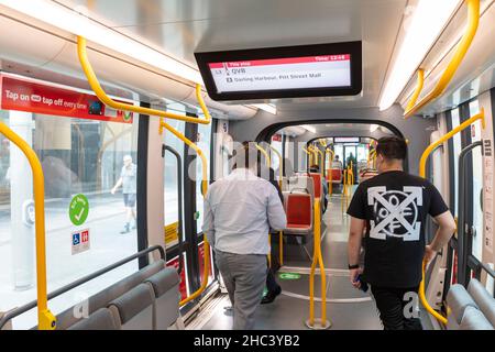 Durante il covid 19 passeggeri del virus viaggiano su un treno ferroviario leggero del CBD di Sydney nel centro della città, NSW, Australia Foto Stock
