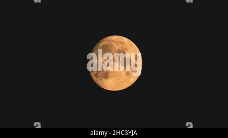 Luna piena in un cielo notturno Foto Stock