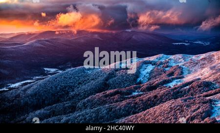 Un magico tramonto invernale dal monte Tarnica. Parco Nazionale Bieszczady, i Carpazi, Polonia. Foto Stock