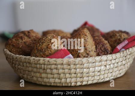 Primo piano di deliziosi panini fatti in casa in un cestino Foto Stock