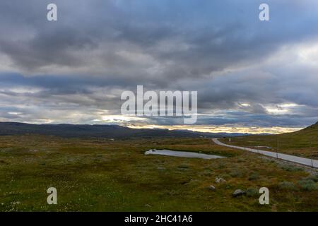 Vista della strada e del laghetto nel campo Foto Stock