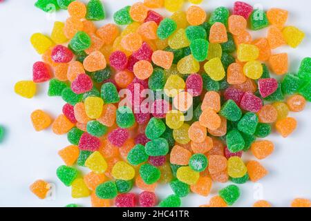 Gummy caramelle foto di sfondo. Vista dall'alto di caramelle di gelatina multicolore su sfondo bianco. Foto Stock