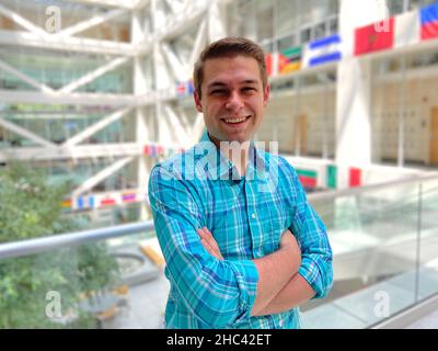 Ritratto di un giovane allegro alla School of Business di Springville, Stati Uniti Foto Stock