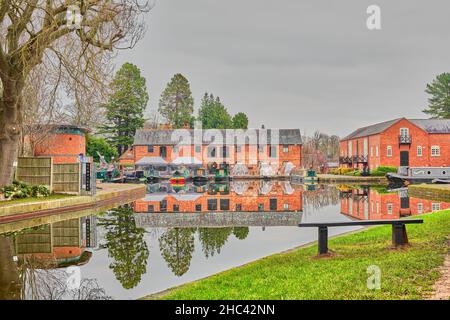 Ex magazzini convertiti in un ristorante e appartamenti sul bacino terminale di Union Wharf del canale Grand Union a Market Harborough, Inghilterra. Foto Stock